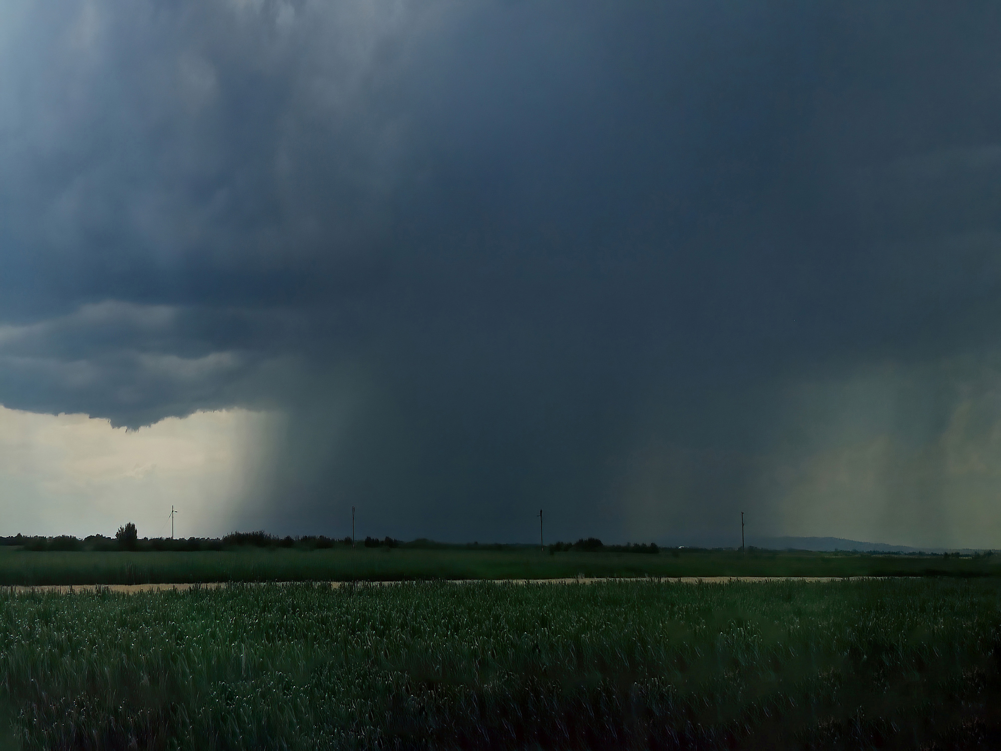 Hot Sunday Turns Stormy as Thunderstorms Target Munster This Afternoon